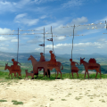 Etapa 4 del Camino Francés – De Pamplona a Puente de la Reina - Navarra, España – Camino de Santiago Esculturas metálicas en el Alto del Perdón, España, 25 de mayo de 2024